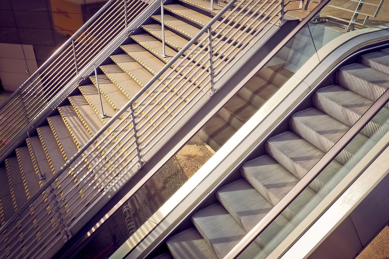 Chic DIY Ideas to Decorate Your Staircase Wall